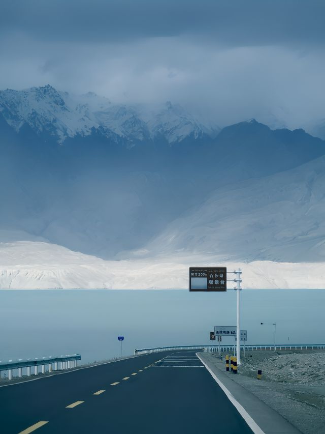 一路向西到新疆去雪山下感受湖泊的自由