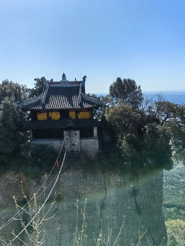 夜宿空山聽雨，曉觀峰寺雲起