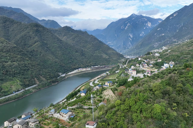 避開夏日的酷熱，總得去長江山峽遊玩一次