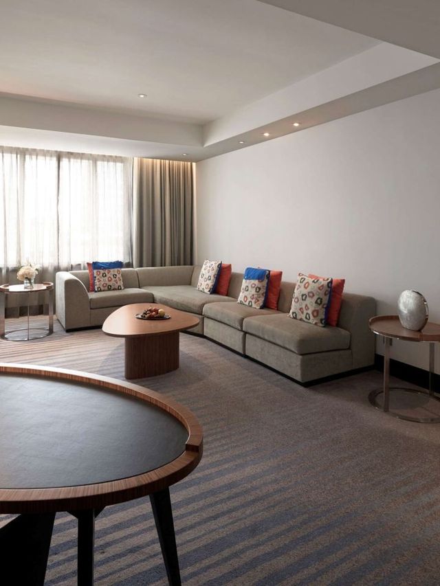 🌟 Jakarta's Festive Retreat: Pullman's Luxe & Sparkle 🌟