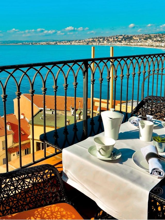 🌟 Coastal Charm in Nice: Hôtel la Pérouse! 🌊🛏️