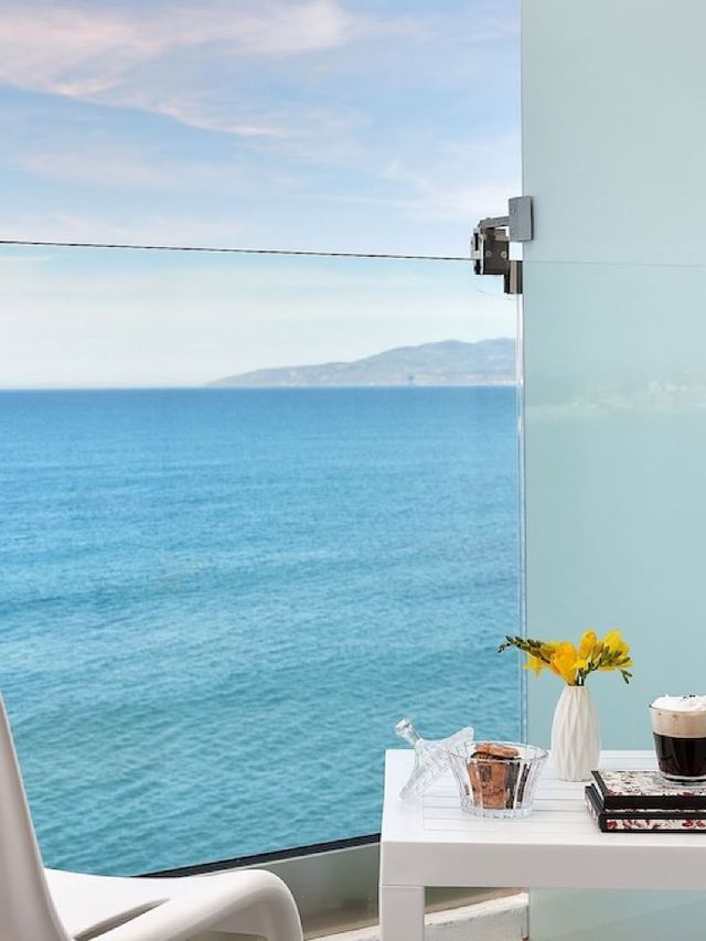 🌟 Luxe Sleeps in Greece: Vasia Boulevard's Best 🛏️🍹