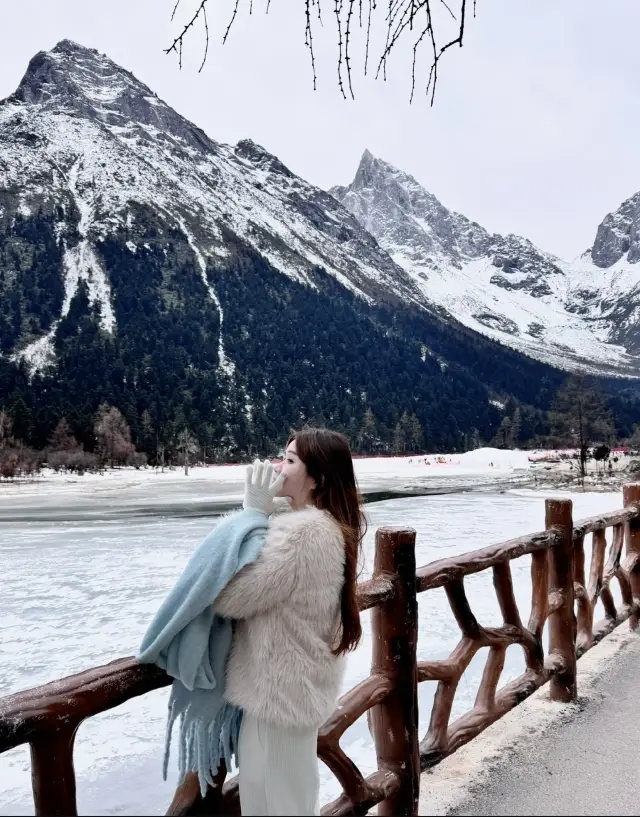 In winter, Bipenggou is completely frozen