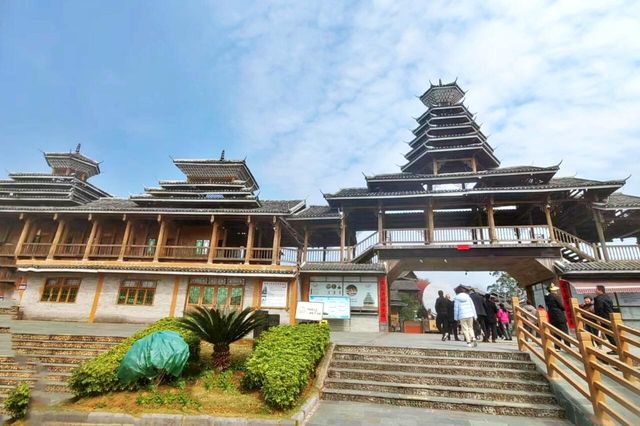 桂林||馬嶺古寨位於桂林荔浦縣馬嶺鎮，是當地政府將周邊侗族鄉民遷居至此後新建的民族風情園。遊桂林這裡。