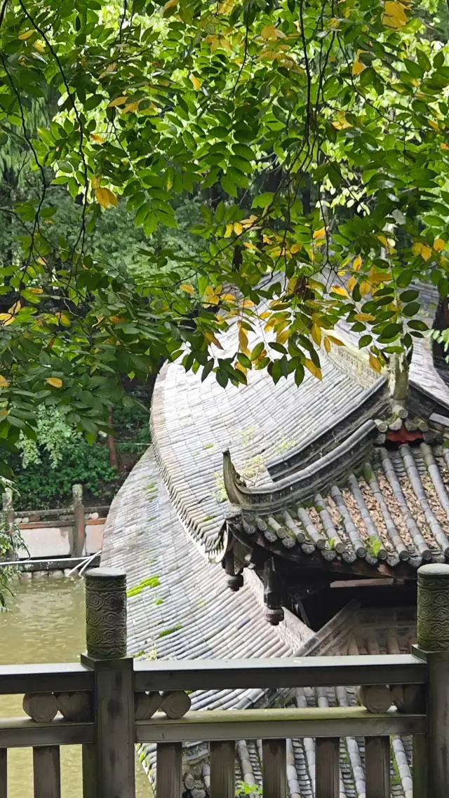 Shijing Temple is the most popular temple in Chengdu.