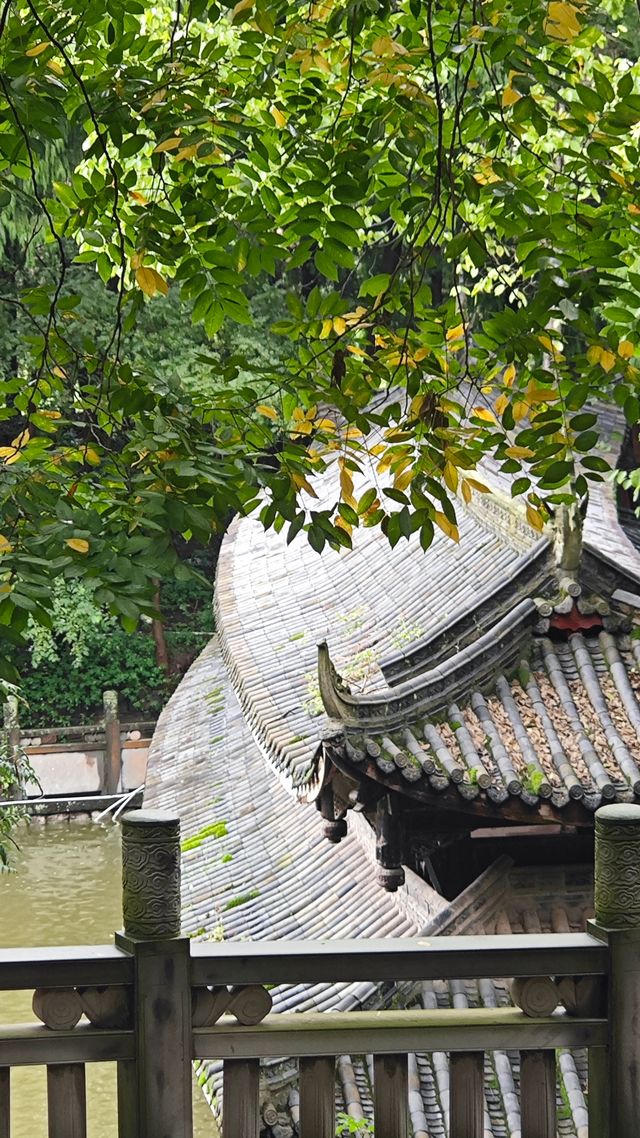 成都人最多、香火最旺的寺廟「石經寺」。