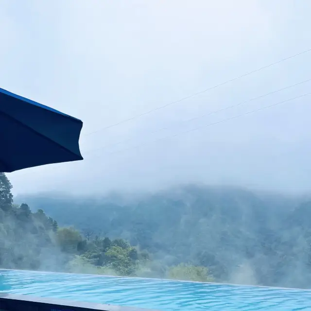 산속에 숨겨진 온천.