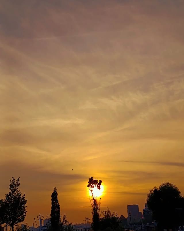 夕陽與航海的交響曲：呂貝克港口的黃昏之美