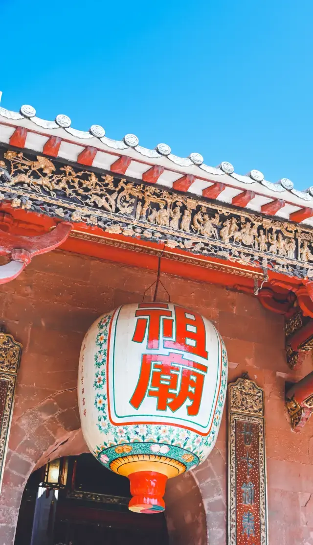 The Foshan Ancestral Temple is a great place to watch lion dances during the New Year.