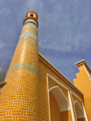 A Xinjiang Adventure with Old Friends: A Money-Saving Guide to Urumqi and Southern Xinjiang