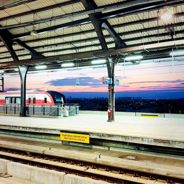 廊曼機場的機場快線上欣賞日落🌇曼谷出行新選擇✈️🚆