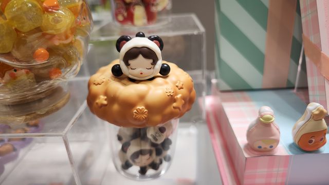 《泡泡瑪特的奇幻登陸》 泰州萬象城一樓中庭突然冒出個「彩虹盒子」，泡泡瑪特的招牌在玻璃牆上閃著微光