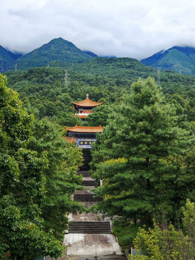寺不在大，依山傍水則靈