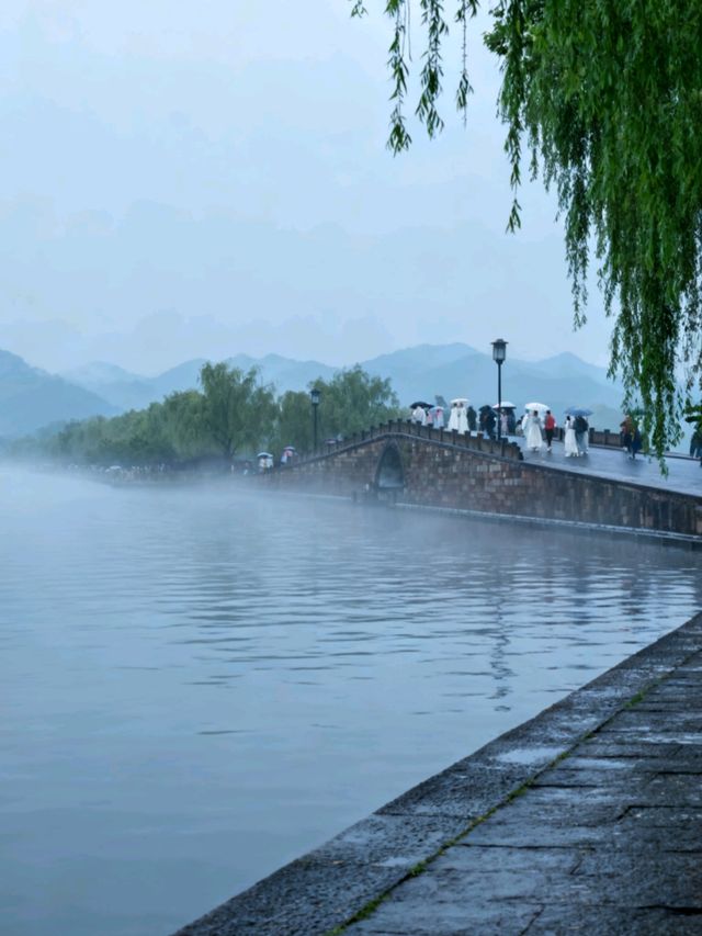 驚艷！杭州西湖斷橋，煙雨朦朧時邂逅白素貞同款浪漫