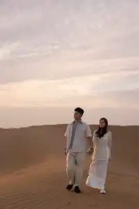 在沙漠夕陽裡我拍到了愛情最浪漫的模樣