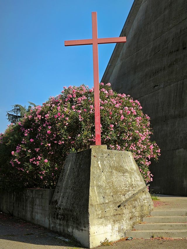 米蘭小眾粗野主義三角教堂 米蘭小眾粗野主義三角教堂
