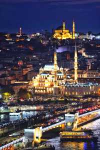 微醺的暖陽， 在深秋的涼意裡， 照亮了這個世界， 海泛著粼粼波光， 藍的如此透徹， 都說伊斯坦堡的