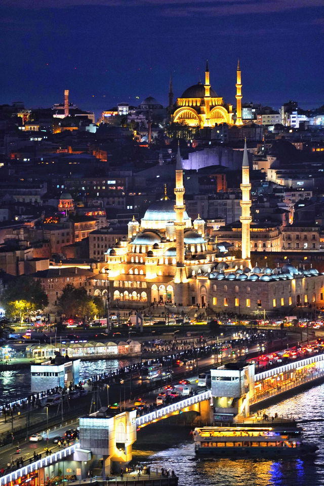 微醺的暖陽， 在深秋的涼意裡， 照亮了這個世界， 海泛著粼粼波光， 藍的如此透徹， 都說伊斯坦堡的