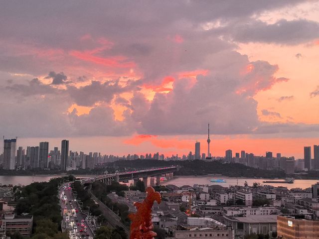 武漢夜遊黃鶴樓親測燈光秀美翻啦！