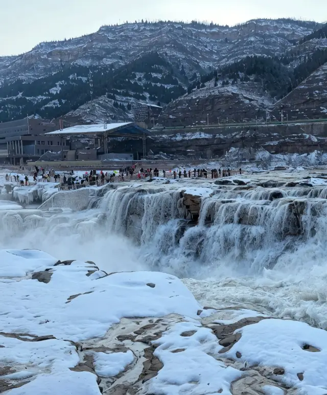 The Hukou Waterfall on the Yellow River is as picturesque as a painting after the snow