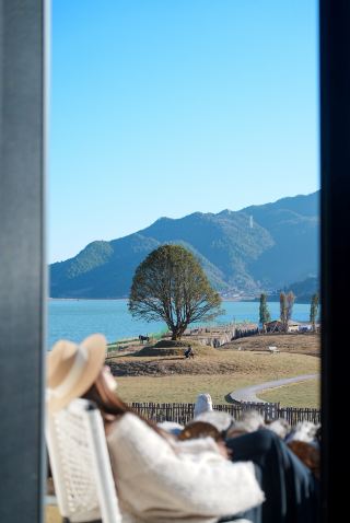 寝転んで見る日照金山の絶景瞬間