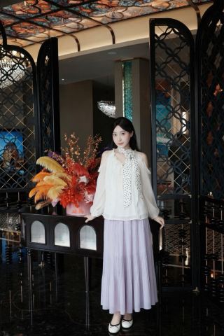 พักผ่อนในบรรยากาศโรแมนติกของเมืองเซี่ยเหมินเก่า ที่ซึ่งเกาะกู่หลางหยูตั้งอยู่เบื้องหน้า พร้อมชมพระอาทิตย์ตกดินเหนือภูเขาและทะเล