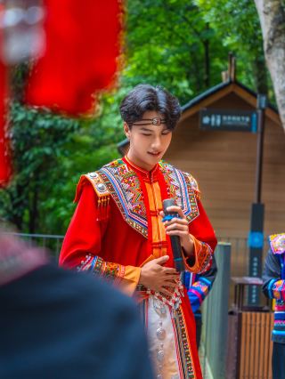 While the rest of the country is baking in a heatwave, I spent a 21°C summer in Dayaoshan Panwangjie, Guangxi.
Lush green mountains greet you, and cool breezes carry the sweet scent of plants—it's truly "natural air conditioning" gifted by nature.
Watch the sea of clouds after the rain, take a gentle mountain hike, and feel your body and mind completely refreshed.
What amazed me most, though, was stumbling upon the weekend Yao ethnic activities. I was fully immersed and had such a blast~
I highly recommend that everyone visiting Dayaoshan experience this.
· 
📍: Dayaoshan Panwangjie Scenic Area, Jinxiu Yao Autonomous County, Laibin City, Guangxi
🚄: For self-driving, navigate to "Dayaoshan Panwangjie Scenic Area Parking Lot"; take high-speed rail to Liuzhou Station or Laibin, then carpool/charter a car for about 1.5–2 hours to get there directly, or take a city bus.
· 
⛰️ Itinerary: Cable car upper station ➡️ Upper line tour ➡️ Panwangjie elevator to lower line ➡️ Panwang Square interactive experience ➡️ Lower line tour ➡️ Yaoshan Market ➡️ Dayaoshan elevator up the mountain ➡️ Exchange gifts at Ayao's Shop 🎁 ➡️ Cable car down the mountain
⭐️ Highly recommended!
Eat your fill of seasonal Guangxi fruits.
.
🍦 Next, head to Panwang Square—brave the "Cooling Tower" in a timed climbing challenge to grab popsicles. The highest score wins, and after the competition, the popsicle tower is open for everyone to grab free popsicles!
.
🍵 The herbal tea challenge is even more exciting. The special Yaoshan herbal tea comes in three levels: slightly bitter, medium bitter, and extremely bitter. Win the challenge to earn Panwang Coins. I drank 6 cups in a row without changing my expression—my poker face was on point~ 😎
.
🎎 The highlight is the Yao cultural experience—the "Panwang Anthem" live performance. Follow the Yao people as they express emotions through folk songs, join the Panwang parade, and dance the Panwang dance. There's also the "Yao Mountain Groom-marrying" experience, where you can learn about the unique Yao custom of matrilocal marriage! The Yao prince Pan 92 threw the embroidered ball~ unfortunately, I didn't catch it 😭
🎁 The biggest surprise was the summer blind box NPC interaction—I drew "Village Chief" (a bit of a pity I didn't get the muscular male model, but being the Village Chief's daughter and dancing together wasn't bad~), the interaction was super fun!
Finally, I went to Ayao's Shop to exchange the Panwang Coins I won for small gifts. Perfect!
🌅 In the evening, there's a sunset concert by the cliff. Sunset, evening breeze, folk music—it's so romantic I didn't want to leave.
.
📝 Tips
👗 Outfit: Comfortable, casual shoes. It's windy at high altitudes, so bring a light jacket.
🕐 Time needed: Reserve 3–6 hours. Activities are concentrated on weekends, so it's recommended to visit then.
🏠 Accommodation: Stay at a homestay down the mountain at night. It's cool even without air conditioning—perfect for a summer wellness retreat!