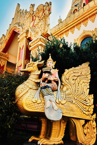 Wutai Mountain spring check-in at Menghuan Great Golden Pagoda