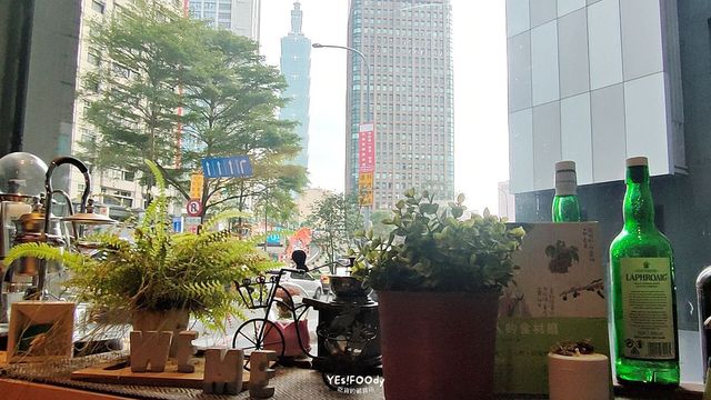 信義區可全天侯享用早午餐，窗邊就能欣賞101大樓城市景色的We & Me Cafe