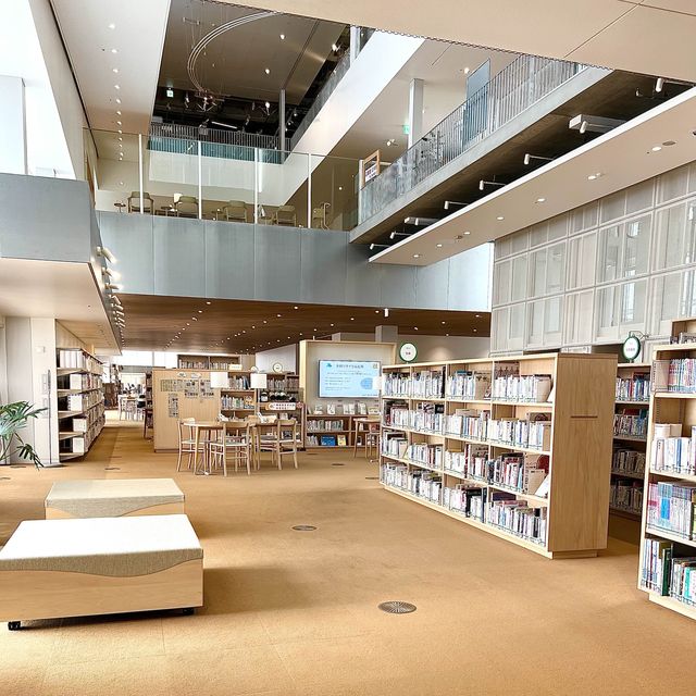 【福島】綺麗な山を見渡せるテラス付き図書館