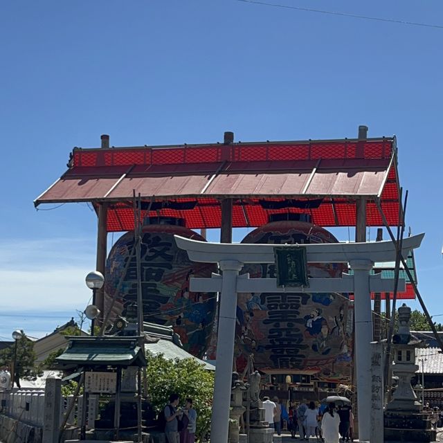 青空に映える大提灯