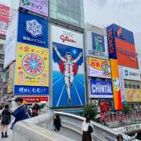 大阪観光スポット！道頓堀のえびす橋から続く道には派手なおもしろ看板が！めっちゃ元気でます