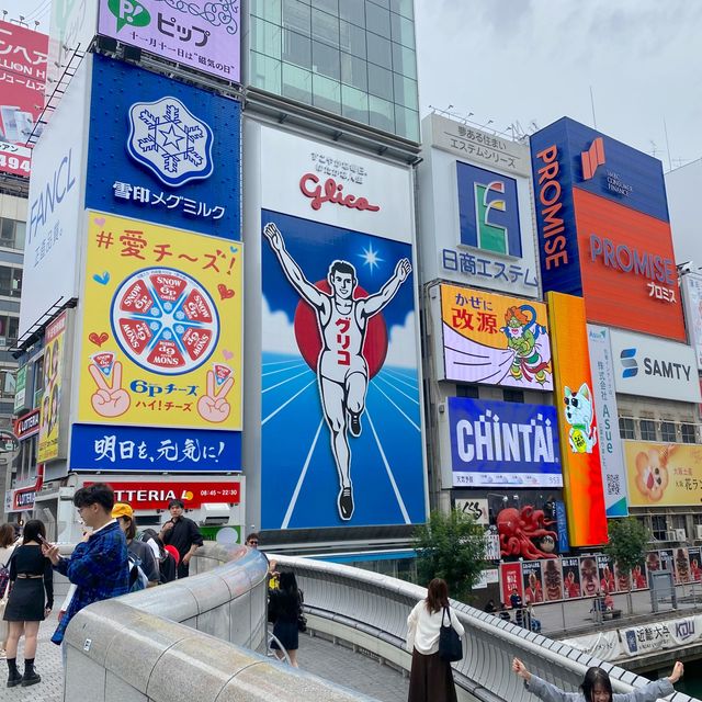 大阪観光スポット！道頓堀のえびす橋から続く道には派手なおもしろ看板が！めっちゃ元気でます