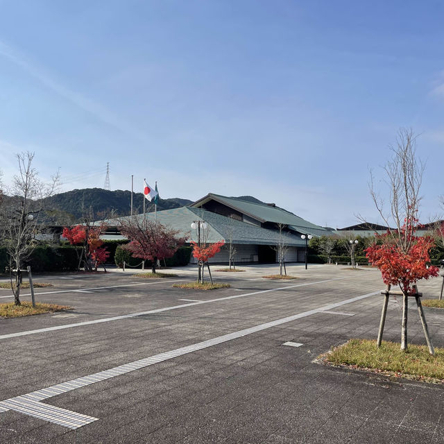 「有田陶瓷文化館」免費參觀，享受咖啡與美景。推薦來訪