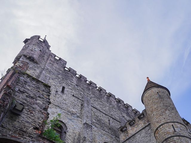 比利時🇧🇪現代化城市中的古老城堡🏰