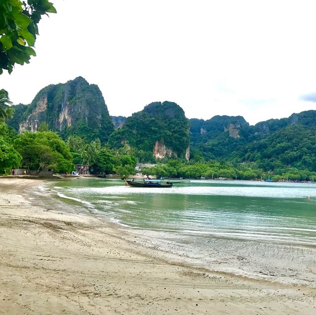 หาดไร่เลย์ หาดที่เงียบสงบและสวยงามของ จ.กระบี่