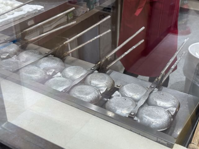 福岡・博多駅。博多駅で太宰府名物『梅ヶ枝餅』の焼きたてが食べられる『松島茶店』