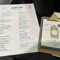 提供超濃郁宇治抹茶白朱古力奶的cafe