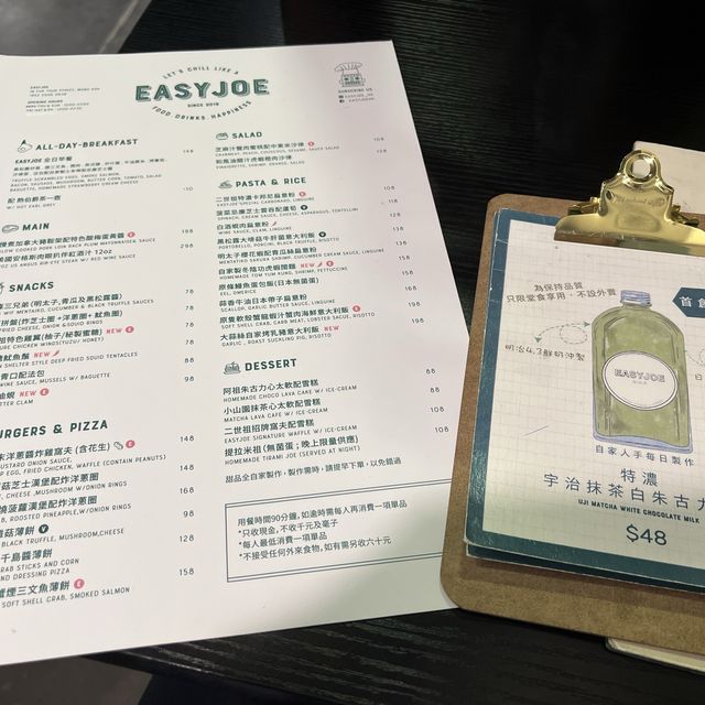 提供超濃郁宇治抹茶白朱古力奶的cafe
