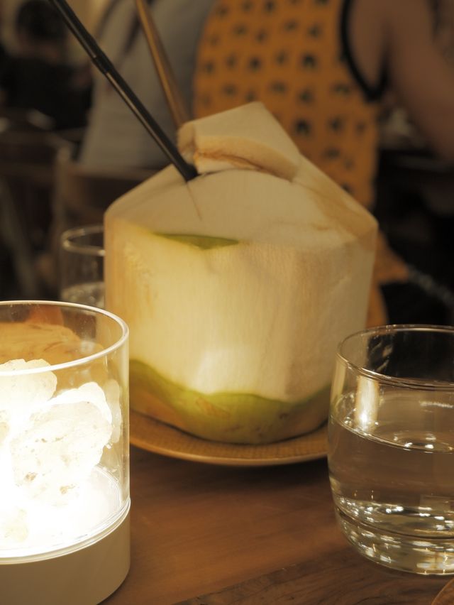 Asok新分店，咖哩和煙燻雞都不錯 