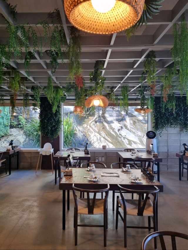 이색적인 절벽뷰 맛집