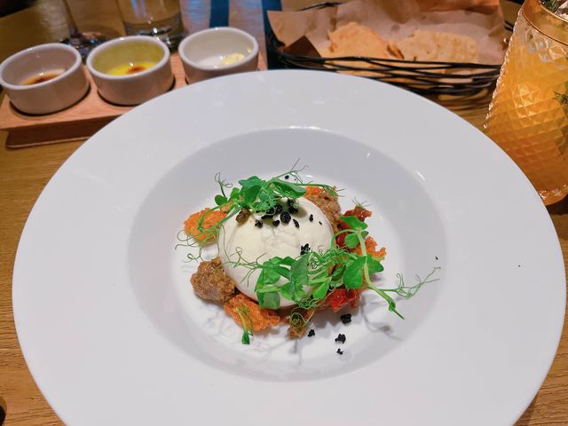餐廳由米芝蓮星級Chef Enrico Bartolini 開設，食物充滿意大利風情而且又夠正宗，質素有保証~加上意大利藉店員服務超殷勤又夠禮貌，我同朋友仔都食得好盡興，值得一試～