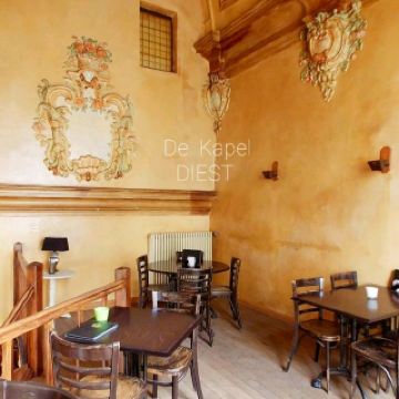 Кафе в стиле барокко в сохранившемся здании