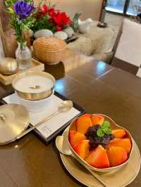 ソウル西村、真鍮の輝く器でいただく茶菓子。素敵な展示ルームも