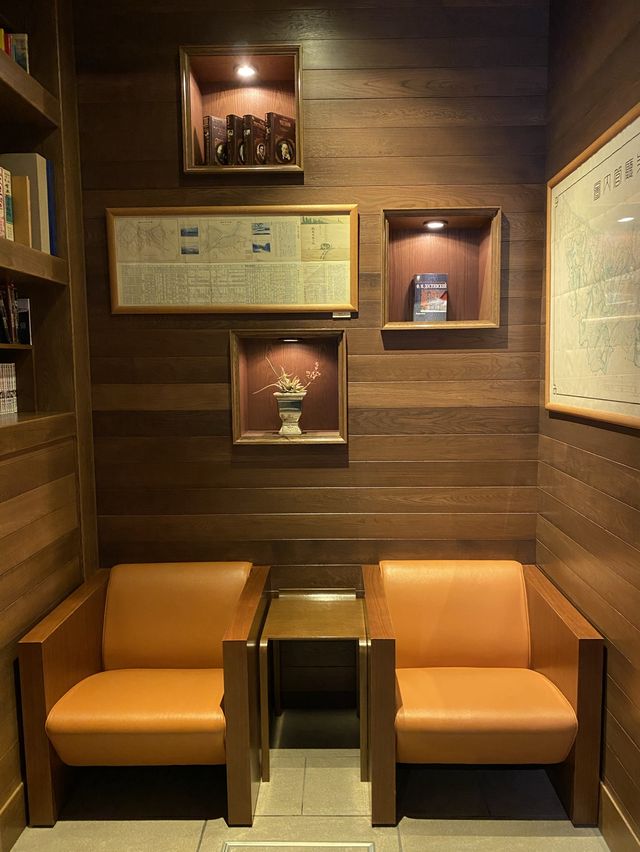 まるで美術館のような宿泊者限定ラウンジ