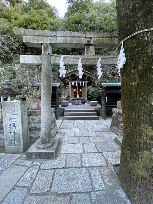 トンネルをぬけて行く神社