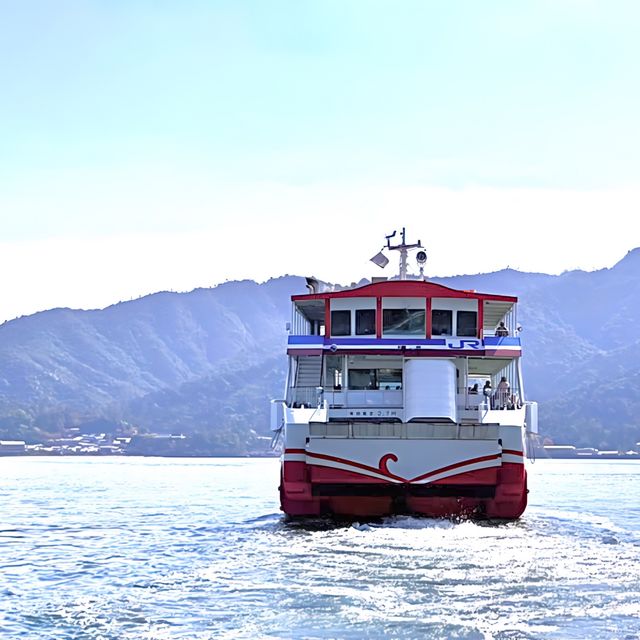 【JR西日本宮島フェリー/広島県】海から弥山と大鳥居を望むフェリー