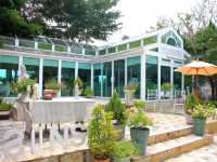 จิบกาแฟริมทะเลสาบที่ Sunset Lagoon 