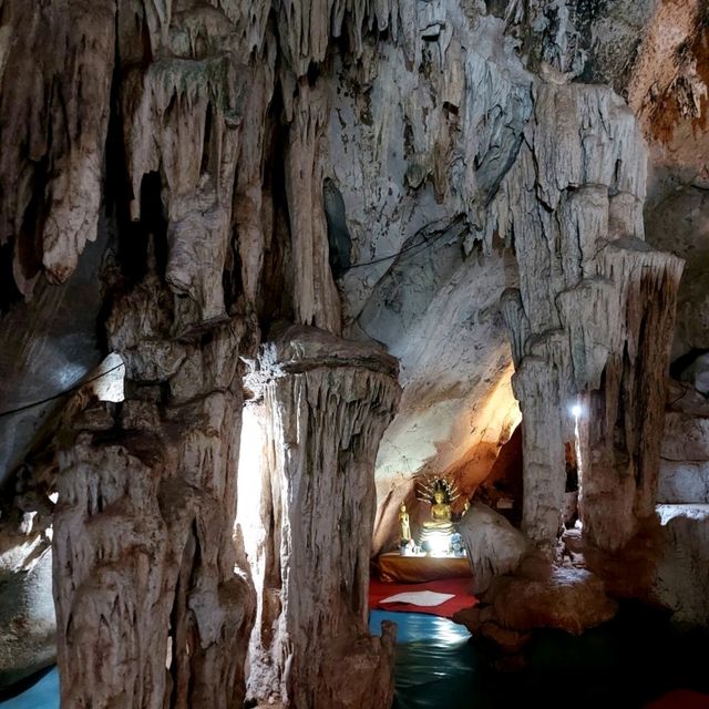 ชมหินงอกหินย้อย วัดถ้ำพุหว้า กาญจนบุรี