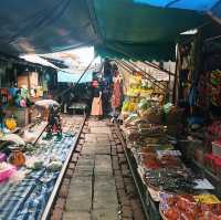 ตลาดร่มหุบ ในวันที่ฝนตก